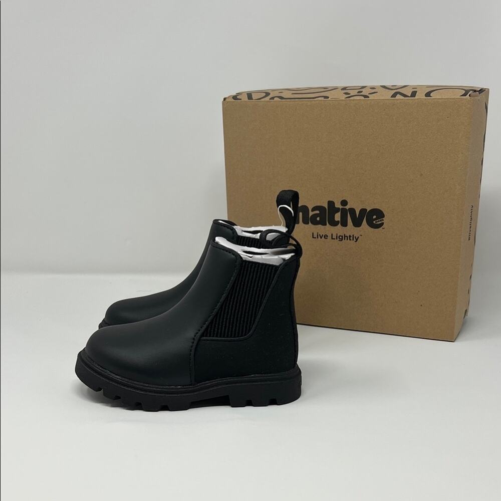 Native Kensington Treklite - Jiffy Black - Water Resistant - C6 - New in box